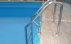 Лестницы и поручни для бассейнов из нержавеющей стали